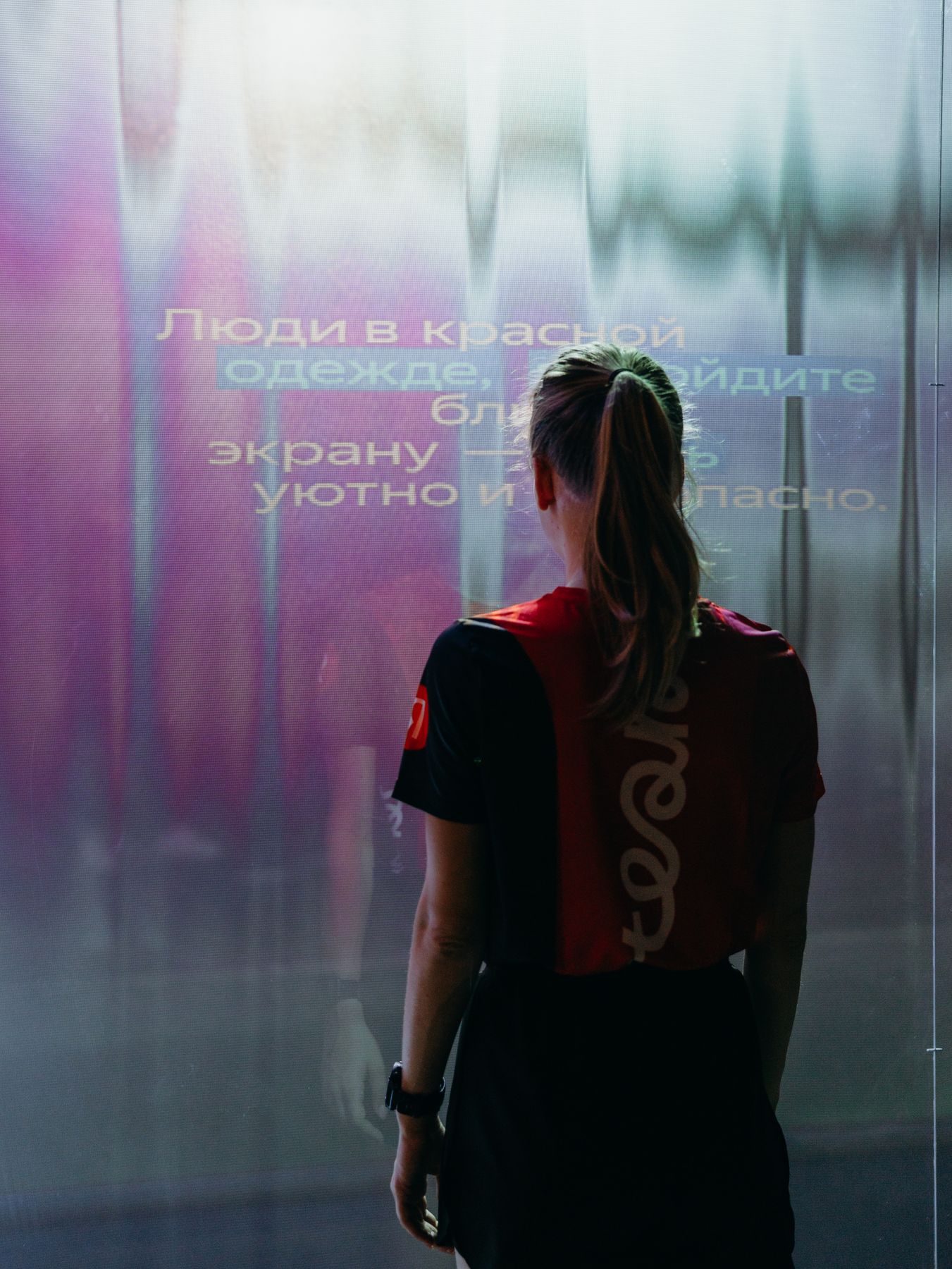 Инсталляция «Со/единение»: стеклянный куб, гости касаются экрана, 12.09.2025 (фото Andy Moiseev)